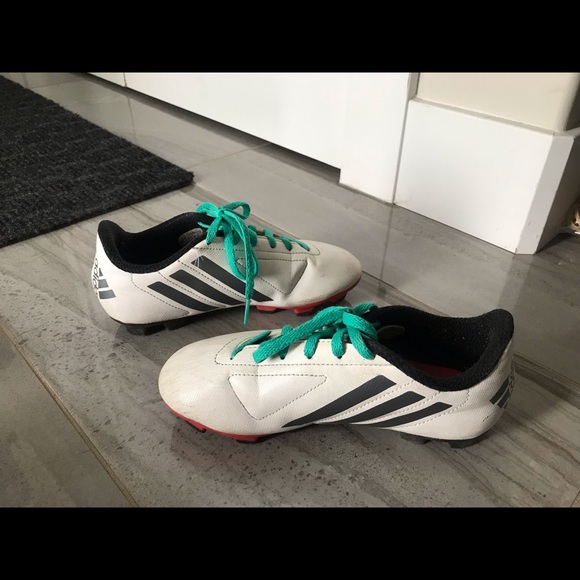 Boys Soccer Cleats Size 3 - Picture 1 of 1